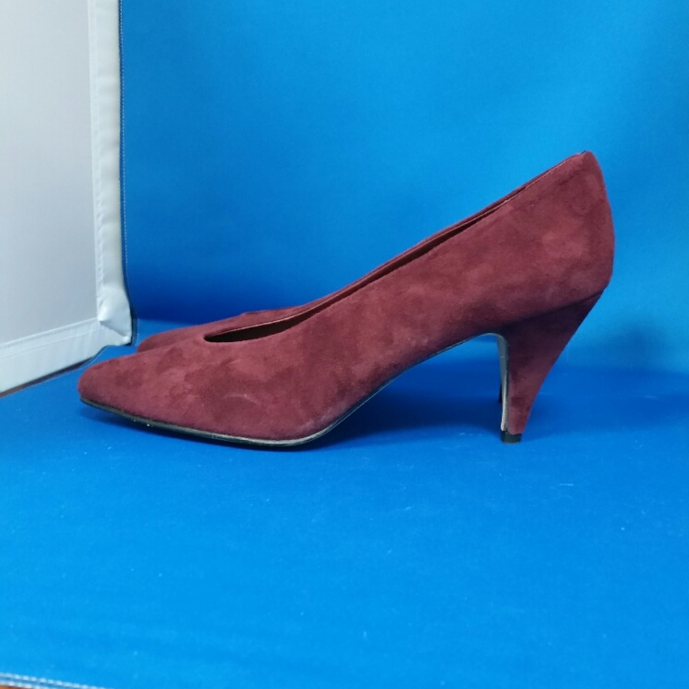 Jasmin Burgundy Suede pumps. Size 6-1/2m